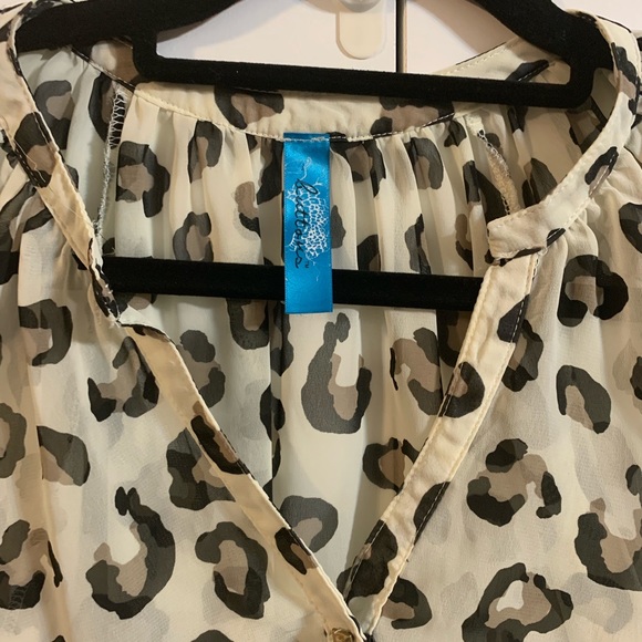 Buttons animal print top size Medium 🇺🇸Made in USA - Picture 2 of 7